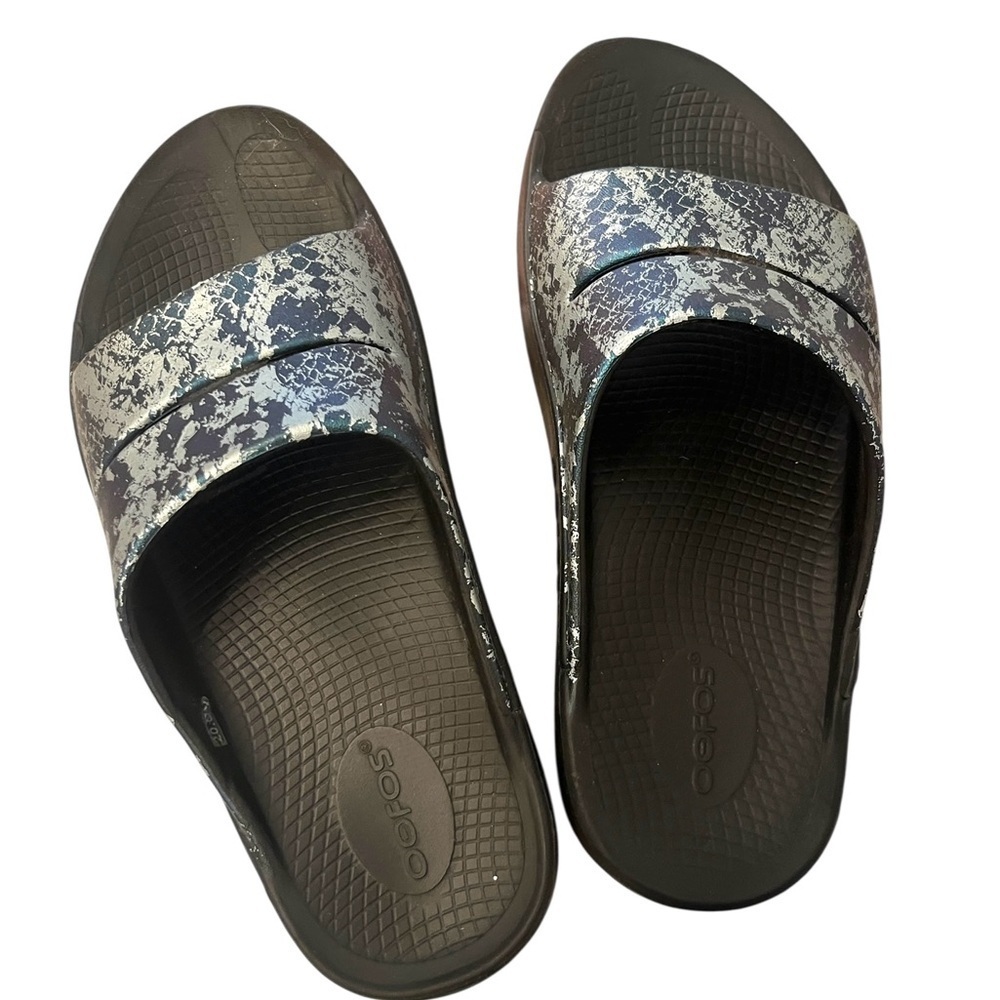 Oofos Woman OOahh Slide Snake Skin Black Blue Gray Slip On Sandals Size 9 - Picture 2 of 7